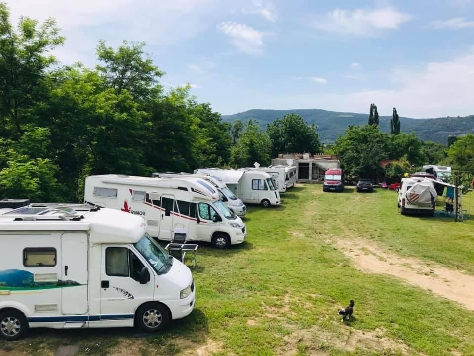 Camping In Clisura Dunarii Ешелница Экстерьер фото