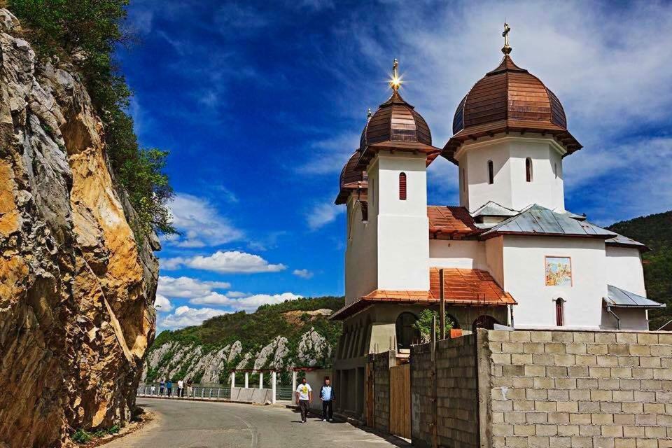 Camping In Clisura Dunarii Ешелница Экстерьер фото