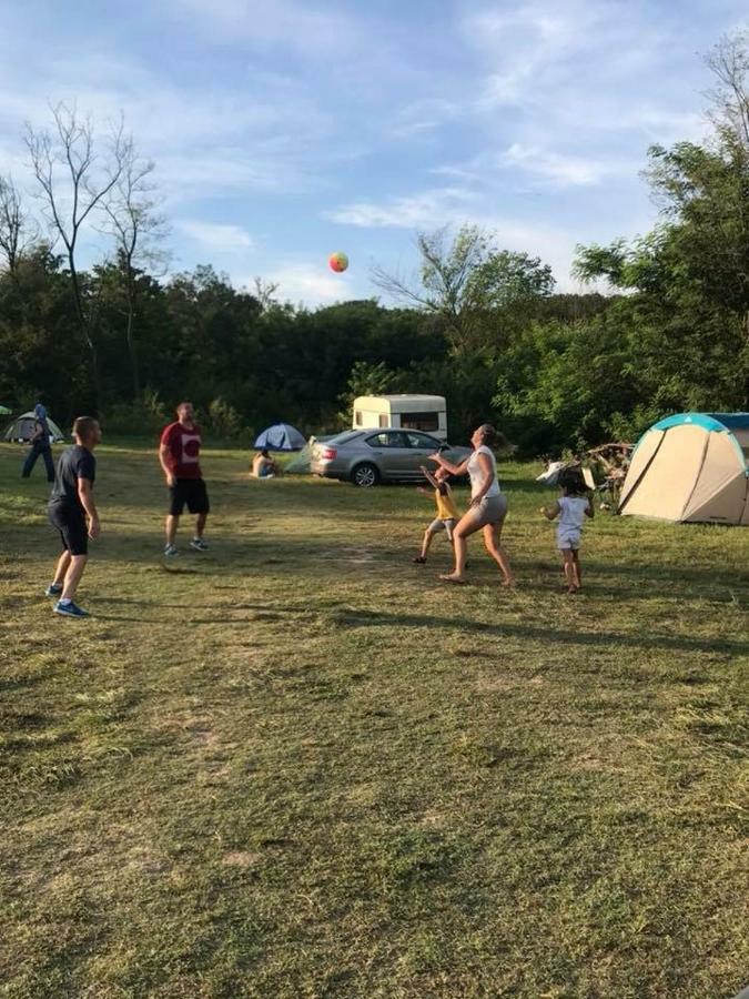 Camping In Clisura Dunarii Ешелница Экстерьер фото