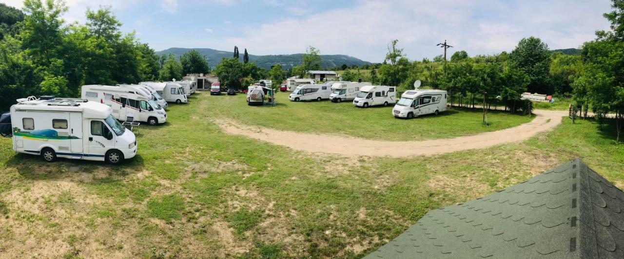 Camping In Clisura Dunarii Ешелница Экстерьер фото
